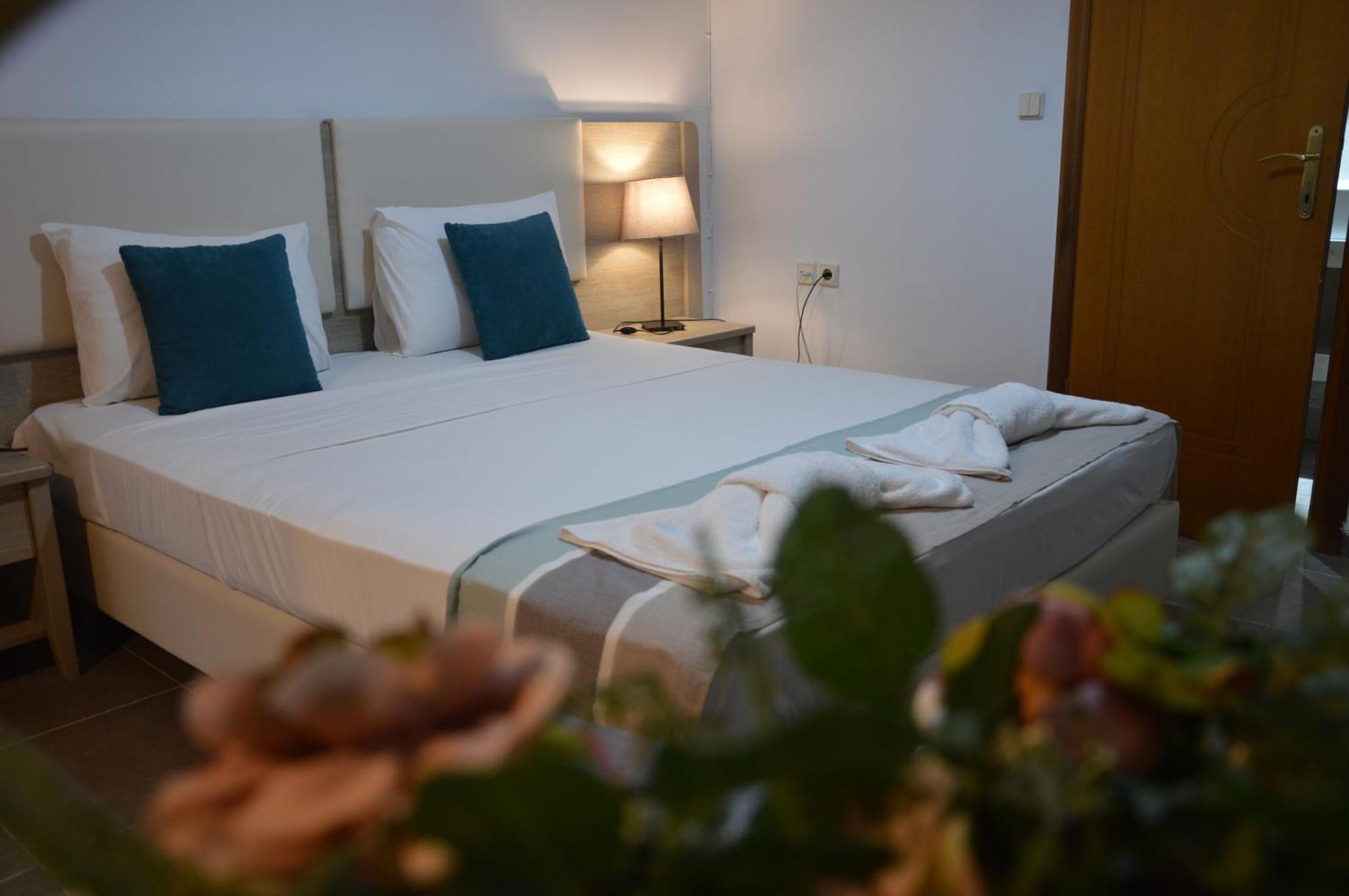 Aqua Mare Sea Side Rooms Nea Kallikrateia Экстерьер фото